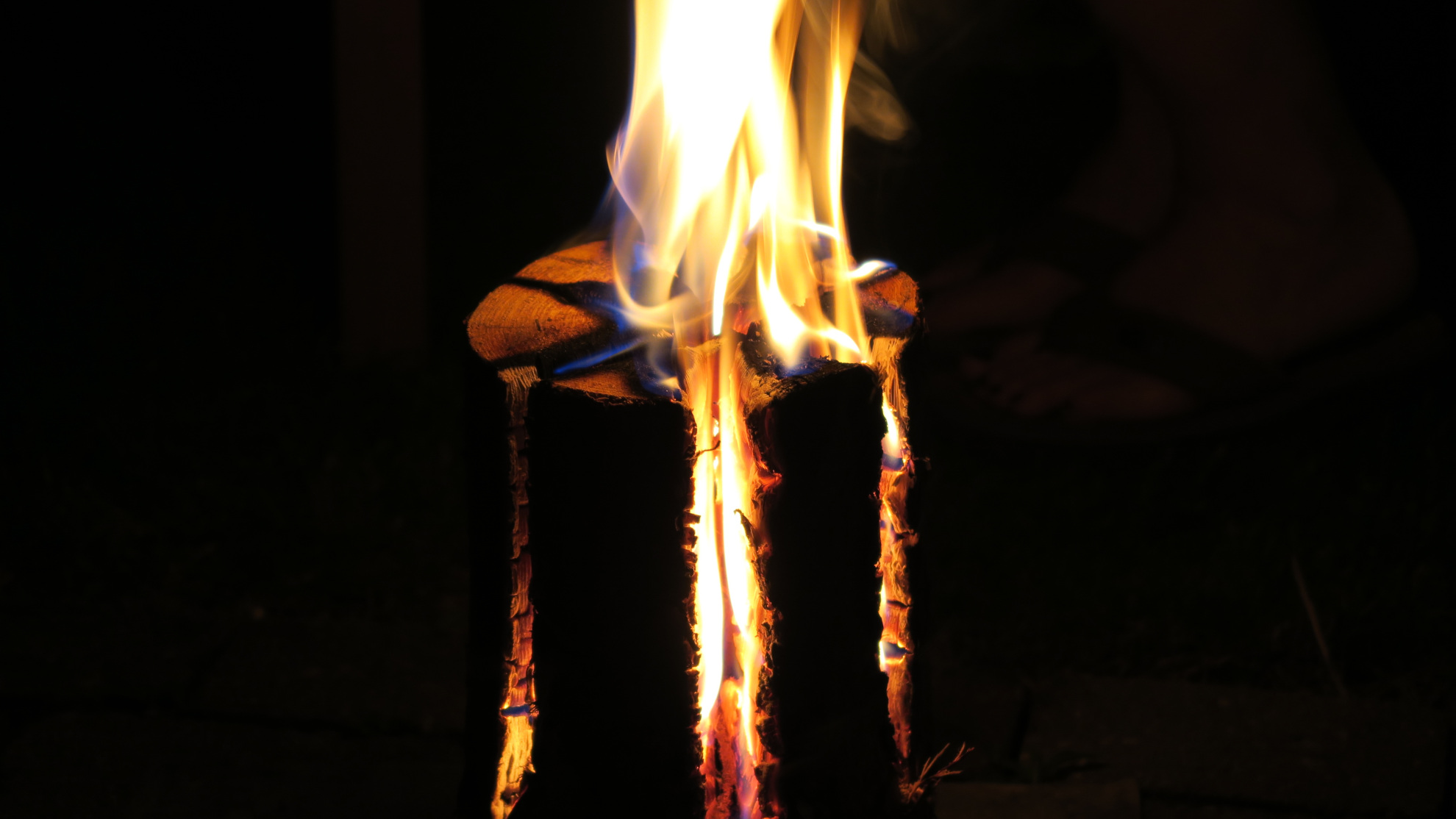 Schwedenfeuer 1 Meter Baumstamm brennend in Kärnten